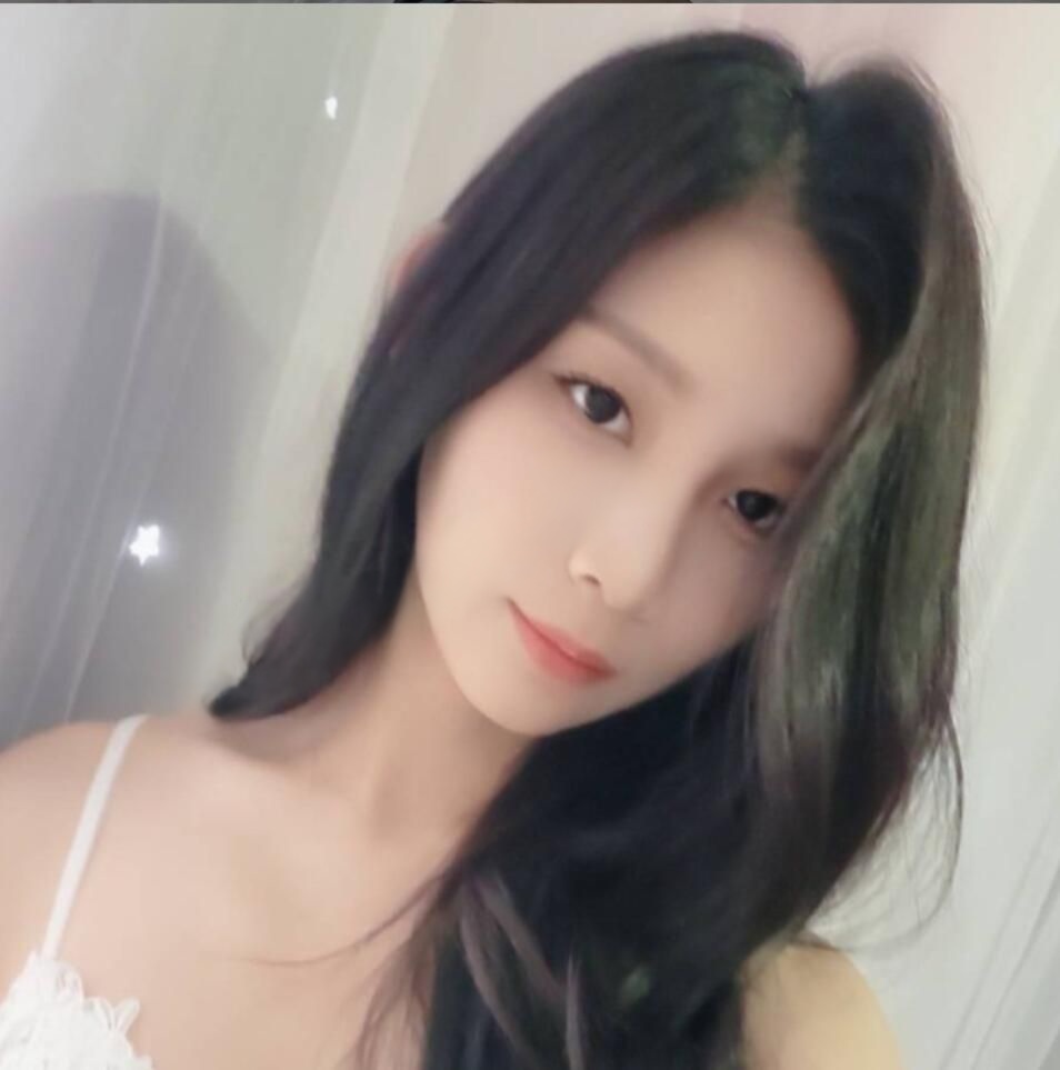 【重磅】极品模特【奈奈】大尺度付费订阅私拍 多人自拍等