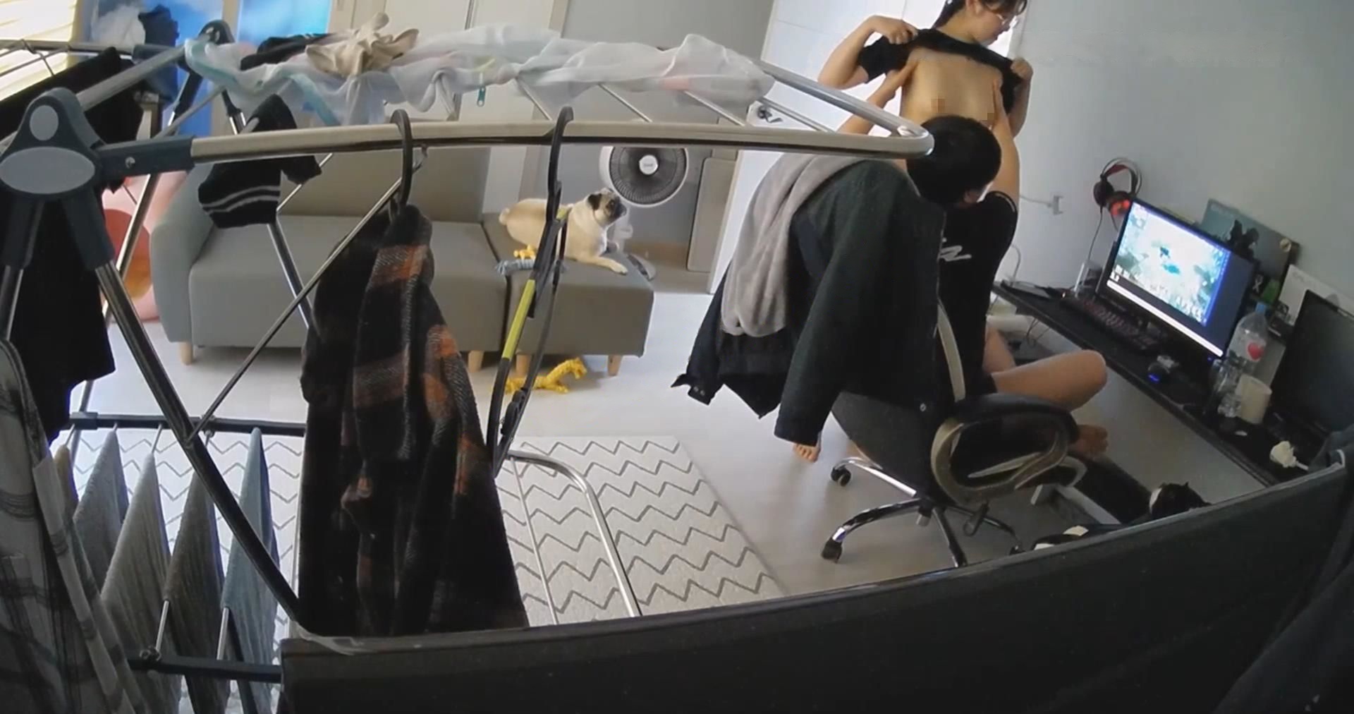 【破解摄像头】男生趁女友睡着后操了她的闺蜜。女友经常