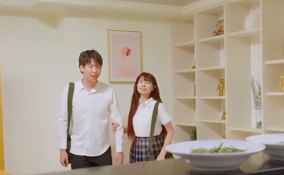 AVJI-304幸运儿上了女友的阿姨-白熙雨