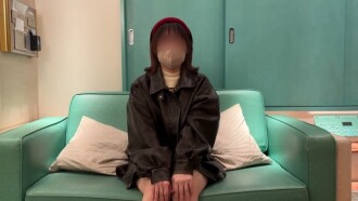 FC2-PPV-4769004 21岁，朴素可爱的餐厅服务生。她被无法抗拒的快感逼到高潮，对插入她体内的生肉鸡巴上瘾。