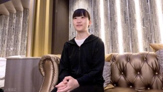 FC2-PPV-4756181 Kokoa（19岁）是个可爱、敏感、平凡的素人。这是影片的另一个角度，她被蔬菜挑逗，以打桩机姿势喷水，还被ATM肛交。