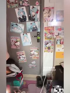 抖音20岁极品萝莉博主【不开森】真名叫【朱心蝶】在抖音上发了大量的白丝萝莉擦边视频，迅速吸引了三万粉丝的关注，前一秒还在开直播求各位粉丝爸爸们的礼物打赏，下一秒就开始远程此后金主！