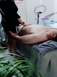 美容院老闆娘小迷糊勾搭男顧客到店裡偷拍做面膜做完美容給擼管打飛機啪啪_2025-11-04_15-06-25