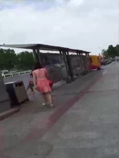 商场尾随少妇街射在脚上