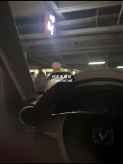 江西地下车库一对年轻情侣户外露出野战被偷拍视频流出！俊男靓女在地下车库寻找刺激，本来以为没有人看到，不是真的想要给人看，但是没想到让老六背刺了！背后的车里竟然有人，还将两人做爱过程给拍摄了下来！好家伙妹子这身材是真的爽！后入的时候看起来就过瘾，这哥们太有福了！