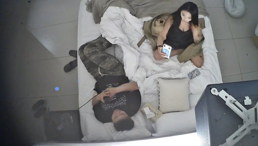 ⏪酒店偷拍⏩长腿风衣女被老男人趴身上日逼