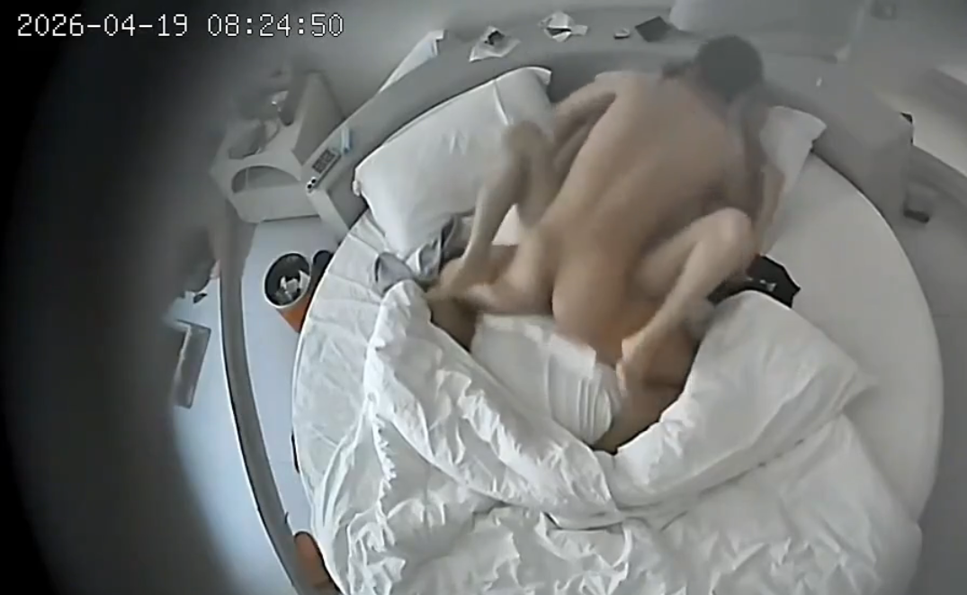 上帝视角 4-19 女人还没睡醒男人就自己插进去了 还把枕头垫在屁股下 出去逛完回来没躺一会又干上了
