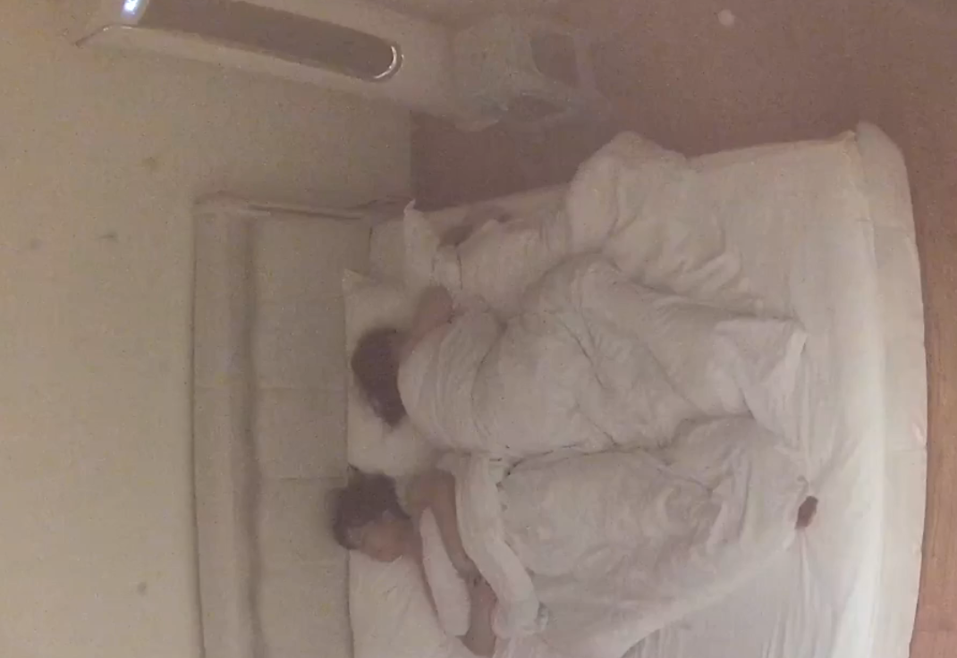 上帝视角 4-27 大奶美女还在睡觉 被男人摸摸搞搞弄醒操逼 爽了之后又继续睡 睡醒的状态操 逼明显好多了