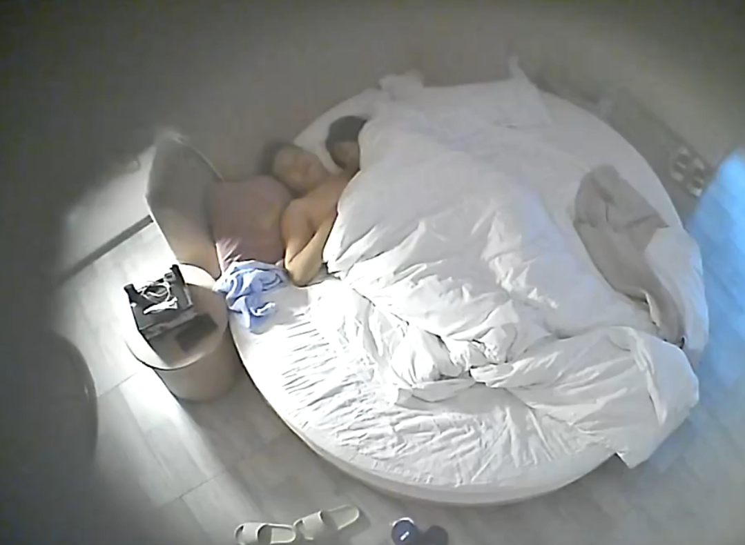 上帝视角 4-28 中年夫妻很有激情 男人抠逼能把女人抠到颤抖 还特别喜欢扛着一条腿狂操 这体位绝对爽