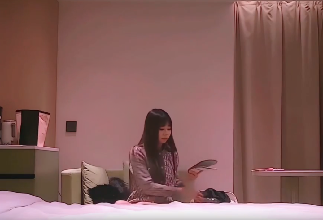 【7BOSS約啪】約個騷氣小主播；身材柔軟舒適；扯開絲襪狠幹她