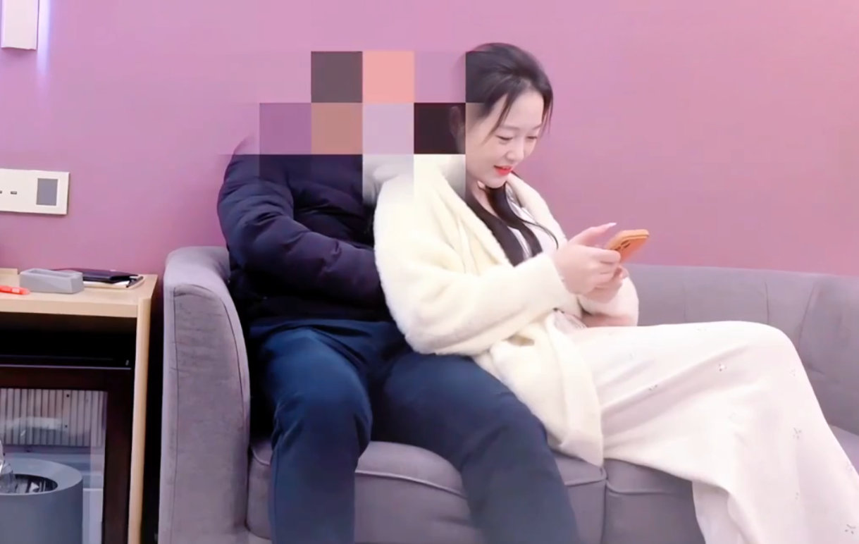【7BOSS約啪】約苗條顏值模特,痛苦表情被操哭了