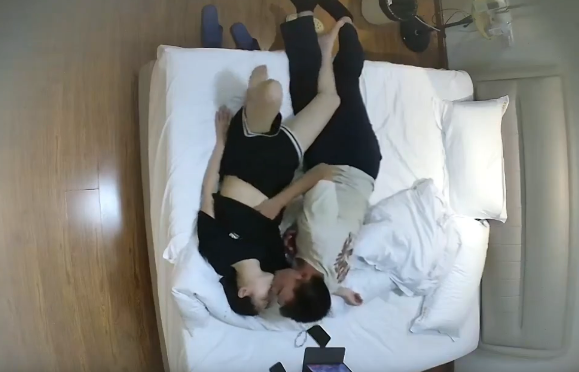 上帝视角 4-27 美女肯定是健身房练过身材的 除了胸小没啥缺点 皮肤又白 被男人扛着腿舔逼都上瘾了
