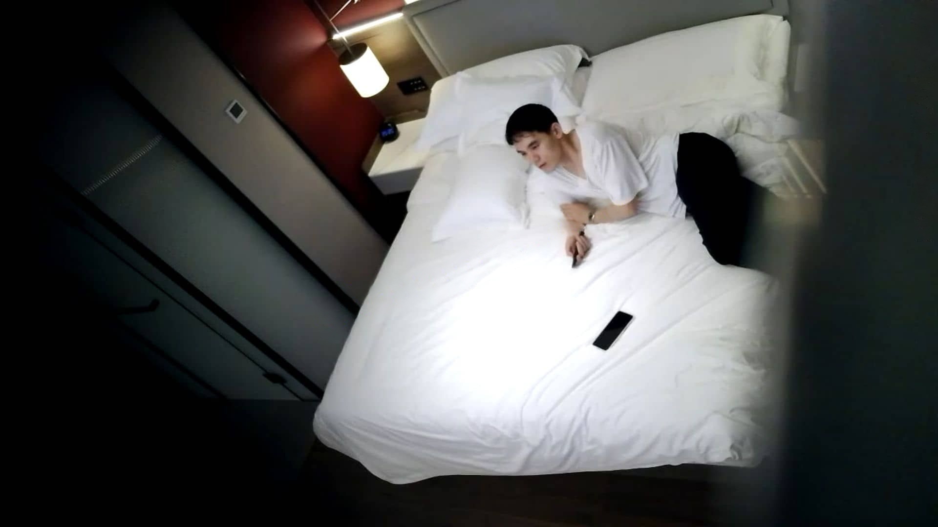 ❤️20260407❤️欧美风格的型男与丸子头少妇在酒店激情啪啪