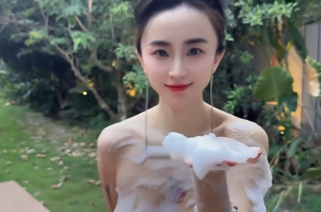 ❤️东北网红反差母狗【SM大表姐】大表姐户外洗澡排尿
