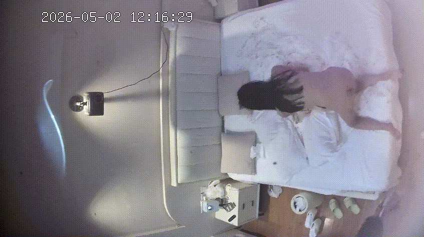 上帝视角 5-2 年轻小情侣在床上裸体滚床单 下午去买一身洛莉塔回来 女生穿上还让男友给自己拍照