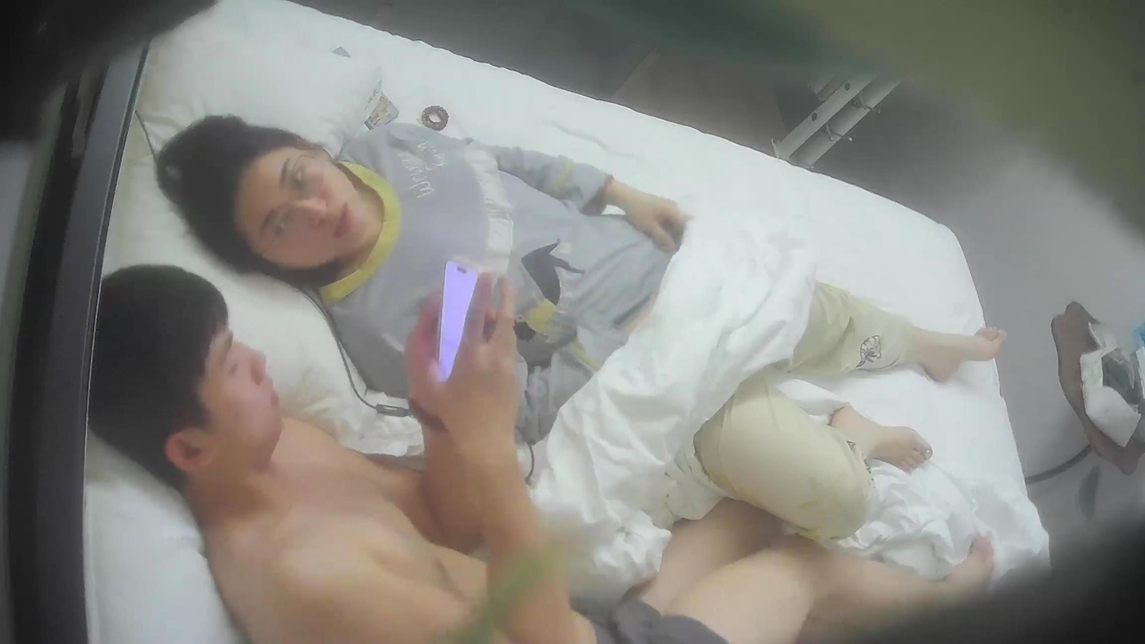 ⭐酒店偷拍 很保守的良家小美被超持久桩机丑男内射三次