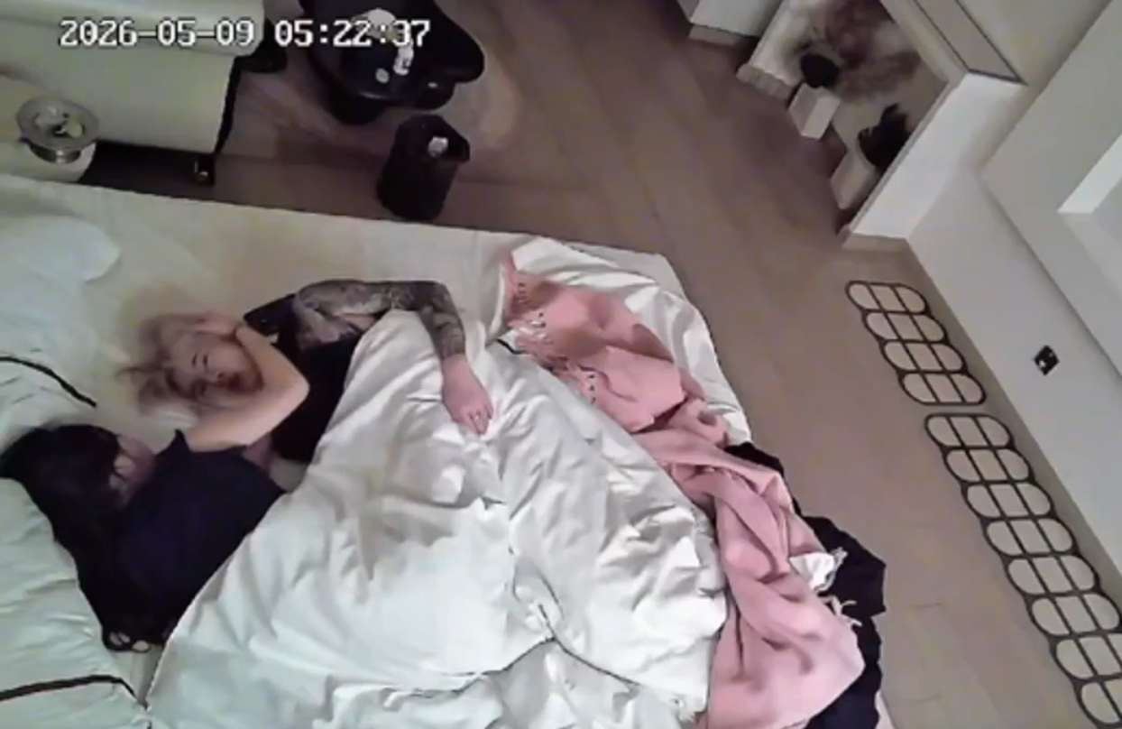 鹰眼视界 5-9 这么年轻漂亮 身材又好的女生 被纹身黄毛约到酒店给操了 奶子和逼都粉嫩嫩 想成为黄毛