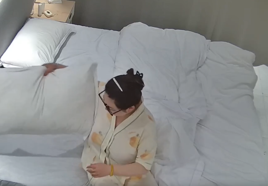 酒店偷拍5月❤戴眼镜的小少妇分腿被操穴