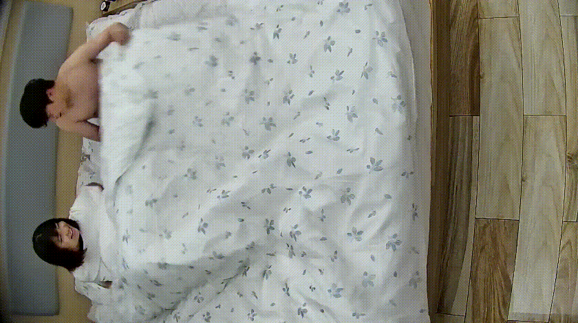 情趣酒店 5-13 短发女生青春活泼 男人戴套女生默契脱衣服 可惜做爱遮住了 做完才见女生身材 真不错