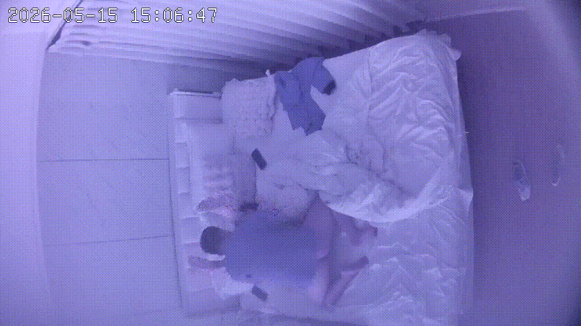 上帝视角 5-15 男子点了个小妹上门服务 肯定吃药了 操完正面操背面 两次把小妹拉到床沿边暴力后入