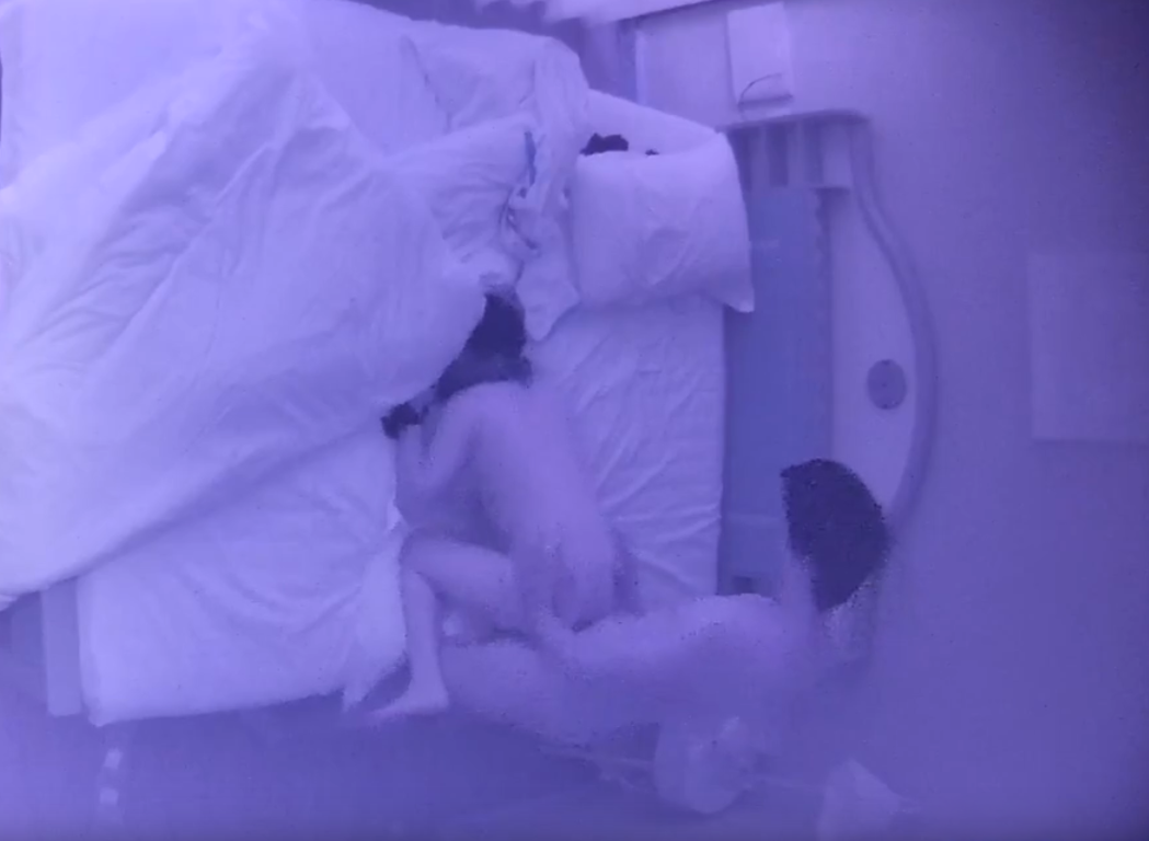 上帝视角 5-16 好一对又白又大的奶子 但美女本身一点不胖 真是极品 配合男友戴上皮手套后入 撅臀拍照