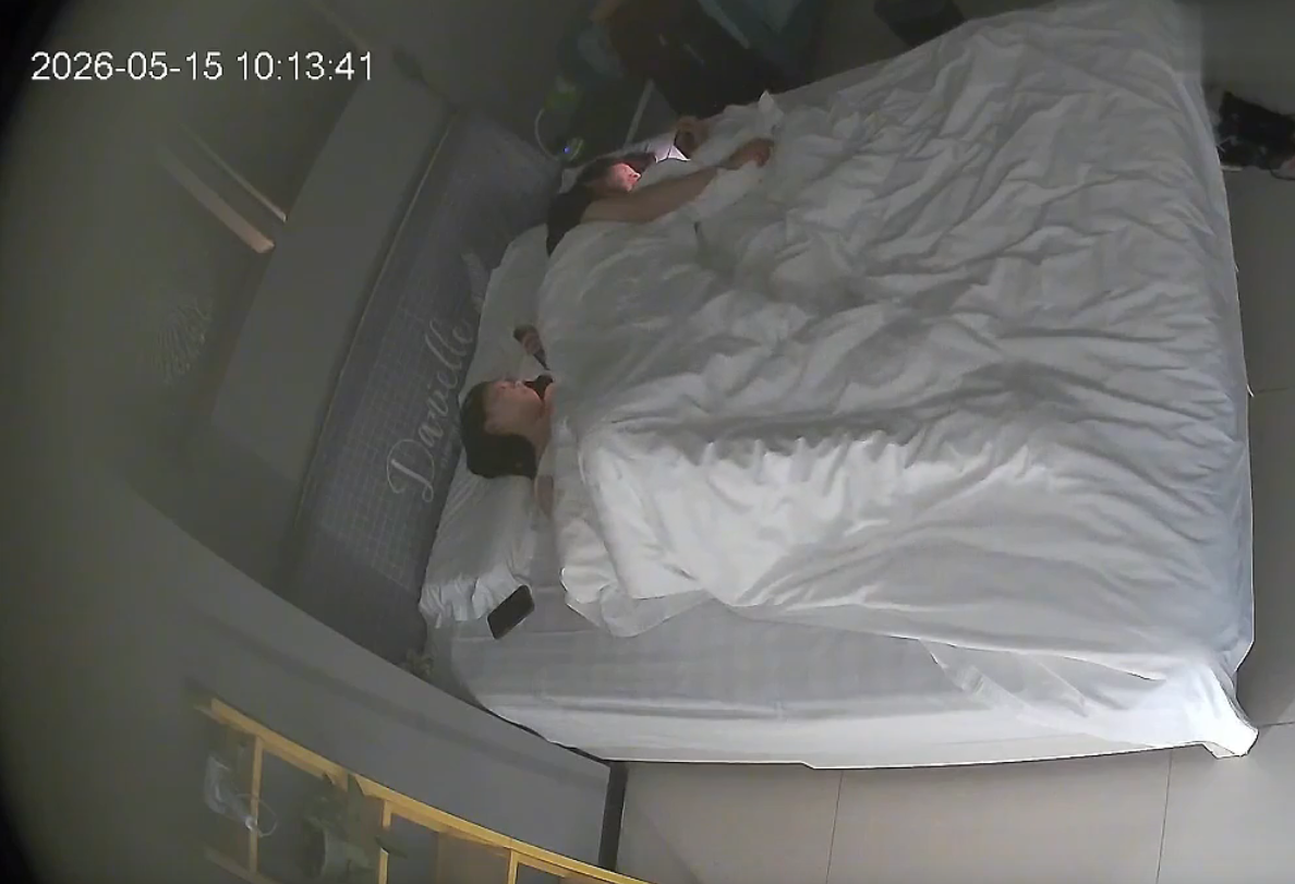 乐橙 5-15 小情侣进房先玩手机 慢慢等情绪上来就揉奶抠逼 接着就开操了 美女应该不耐操 完事儿就直接睡了