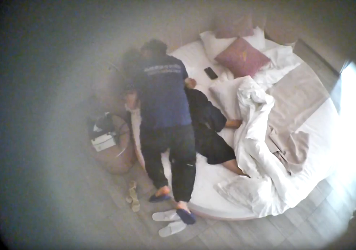 上帝视角 5-27 情人激情两炮 从床上操到床下 动作幅度贼夸张 漂亮御姐更奔放 第二炮直接由她挑起