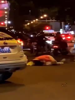 【劲爆吃瓜】上海醉酒女当街脱衣骚扰老外求操她最后被警察带走
