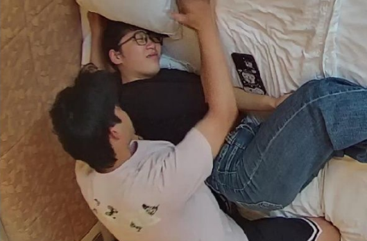 情趣酒店6-8 反差眼镜骚女友 男友来了直接笑裂开 主动脱光