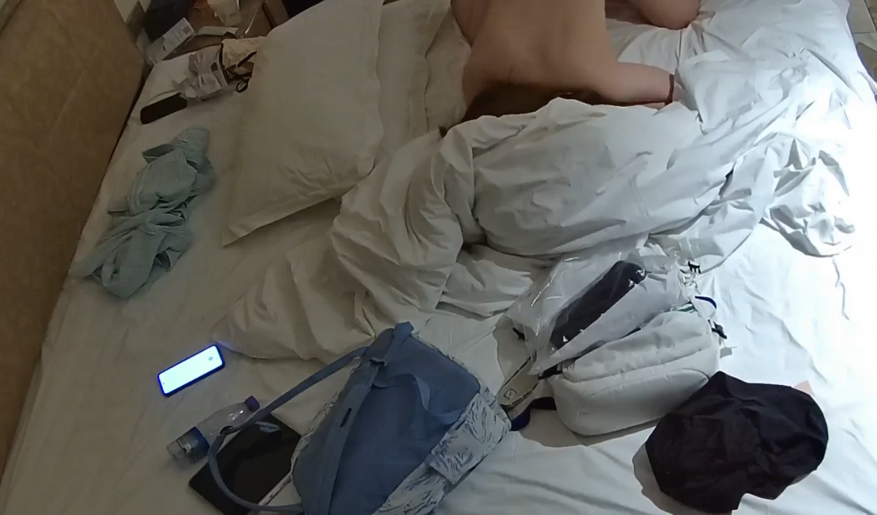 公寓酒店 6-15 白白嫩嫩的漂亮女友还没清醒就被男友喂屌 床上床下都是战场 还一边操一边用手机拍照