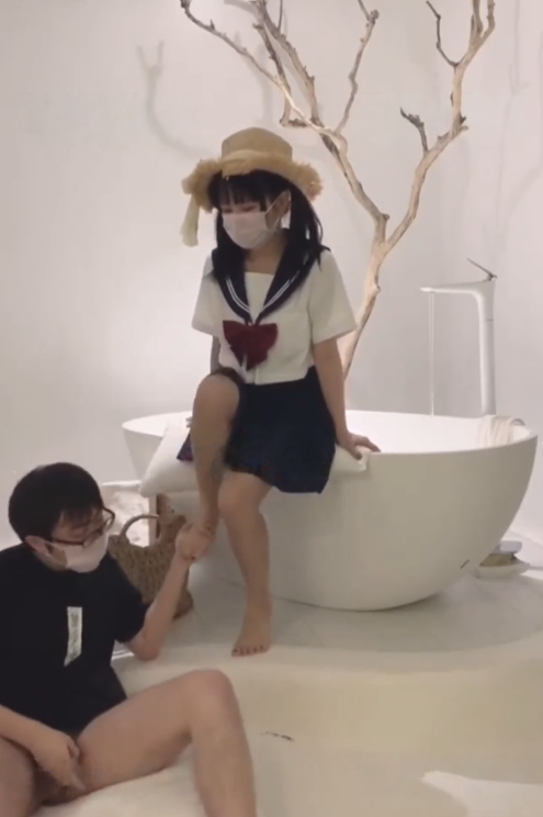 【重磅】超顶绿帽NTR小夫妻【三岁小宝宝】刚跟野男人做完爱，男票没射，缠着我舔脚。舔完了脚舔小蜜穴，乌龟表示好满足。ps：几年前的视频，那时候还没结婚。
