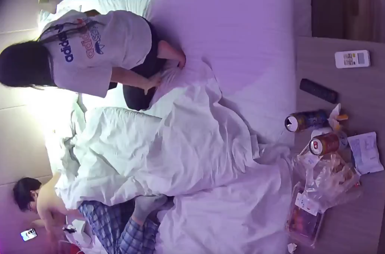 公寓酒店 6-17 很漂亮的学生系清纯小美女 没有一块肉一口酒是免费的 吃完就得挨炮 暴力打桩还被内射