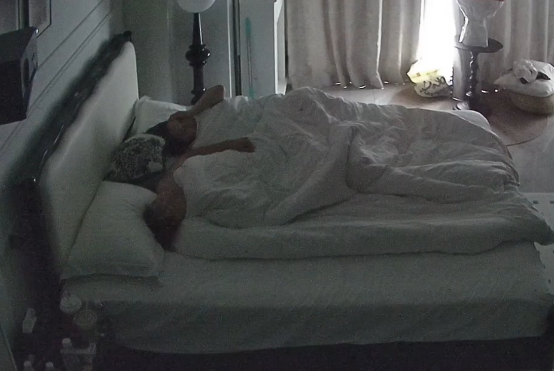 公寓酒店 6-19 最典型的又菜又爱玩 女人把裤子脱了逼对着他不操 非要撸管颜射 几天没一次像样的操逼