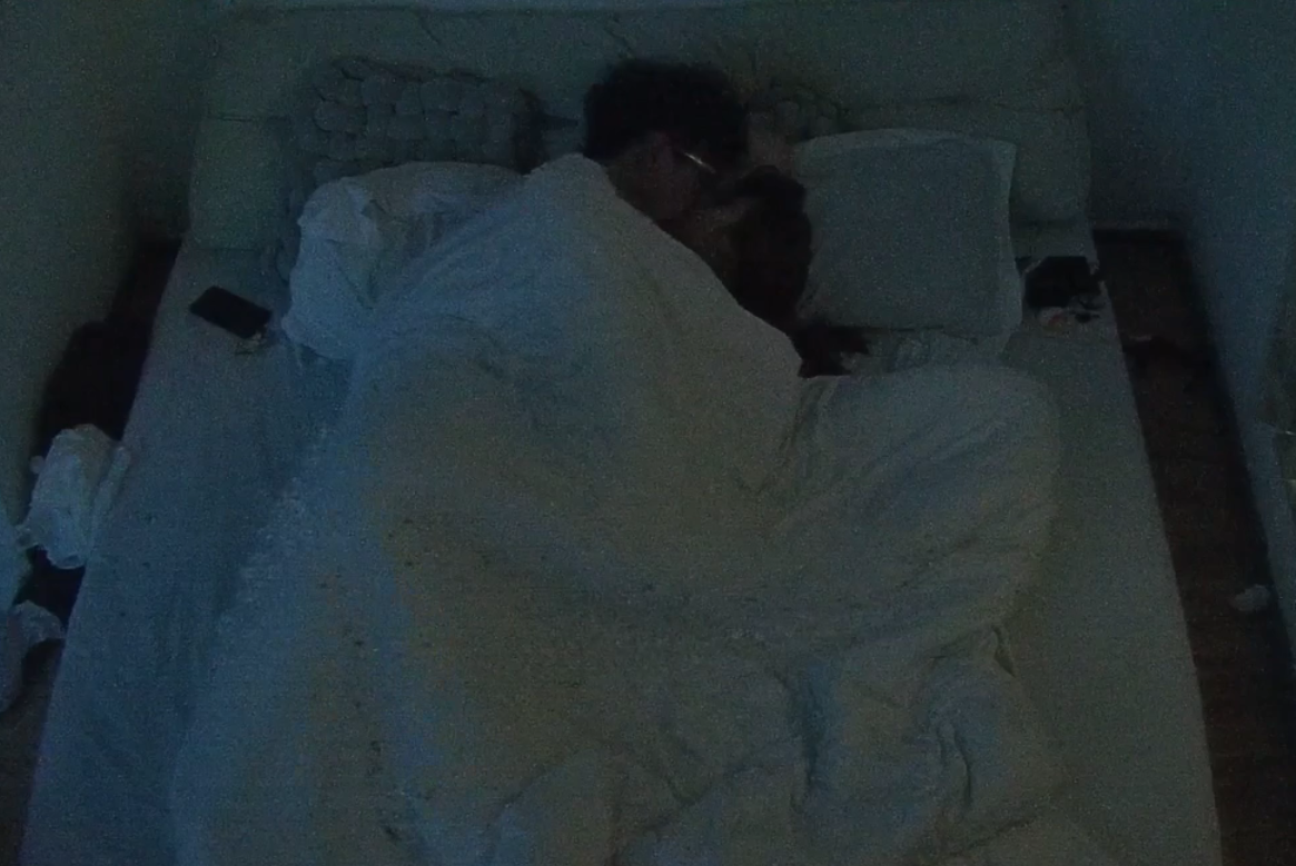 酒店偷拍❤黄发小美女和小男友过来开房做爱