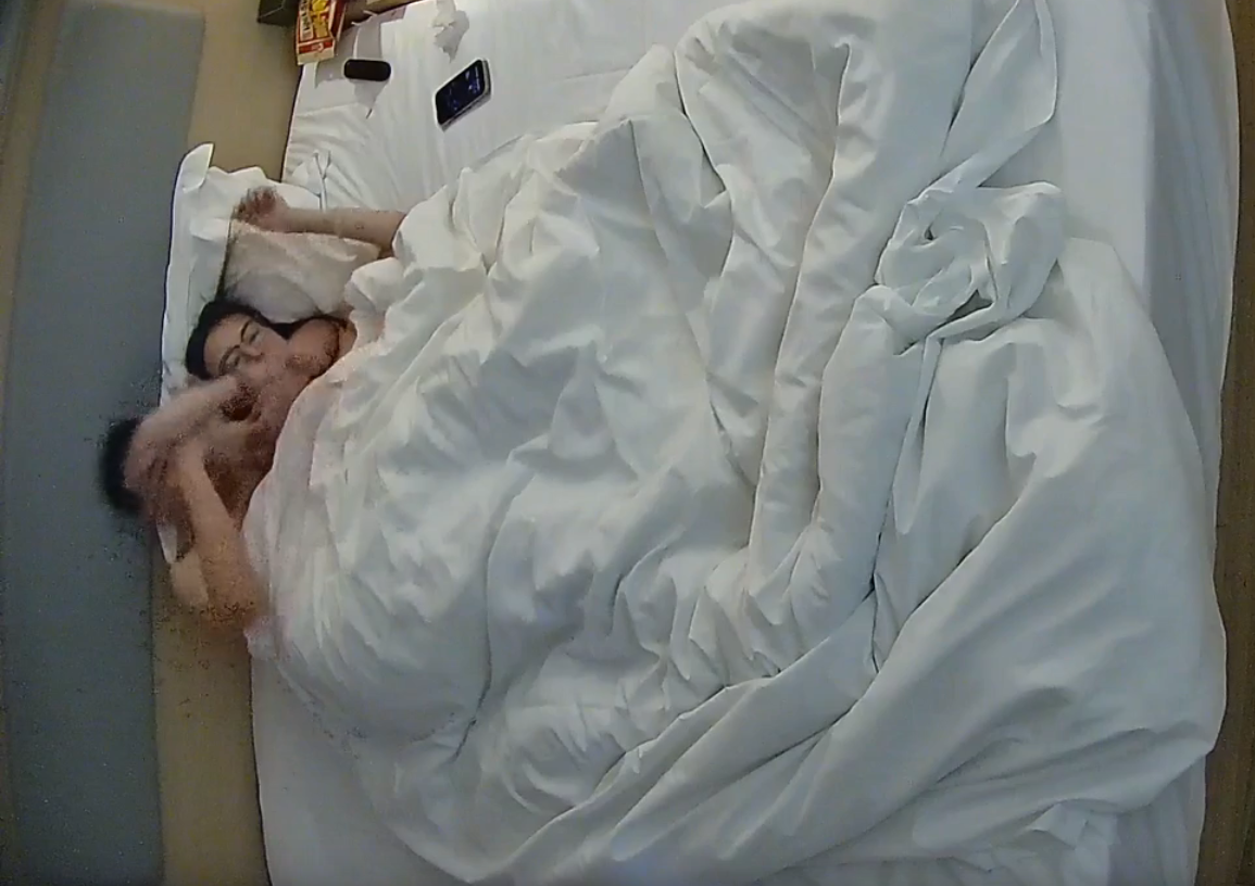 酒店偷拍❤戴上眼睛框神似高启兰的反差婊让男人爆操