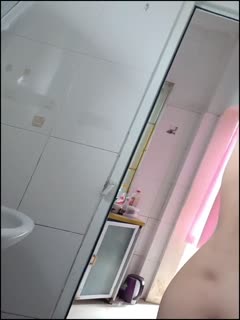偷拍小姨子,小小年纪,奶比她姐姐的大