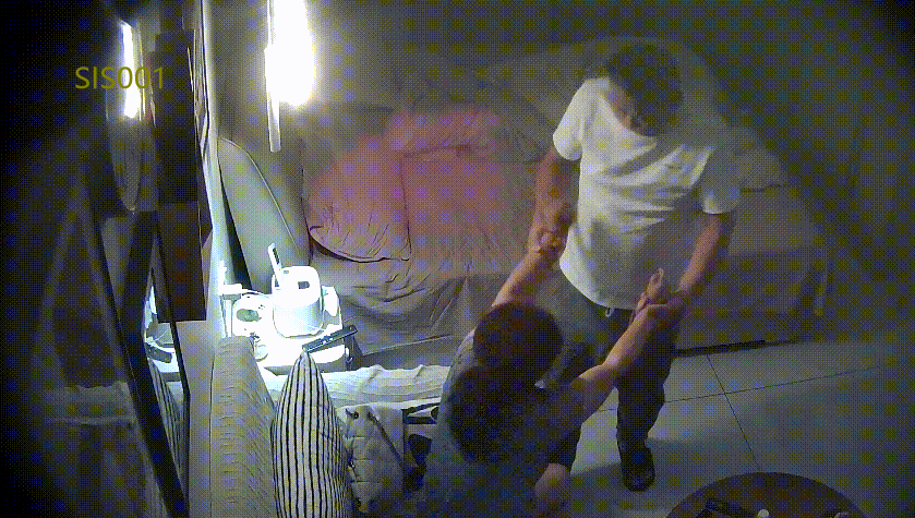 大学城 6-27 熟妇被男人脱光衣服拉上床 别看岁数不小 但逼看着还是白嫩 应该是老公用得少才出来偷情