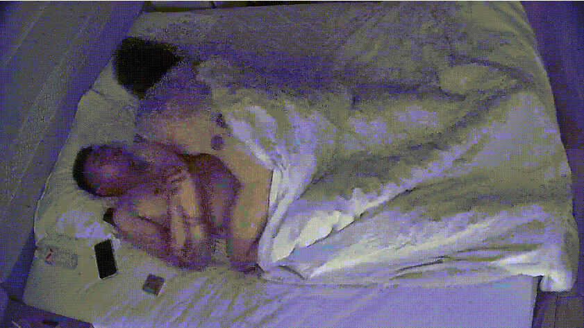 民宿酒店 7-3 下午刚被干了几炮的小美女 晚上又主动骑上了大叔的屌 这次大叔有点拉胯 干了一炮就熄火了