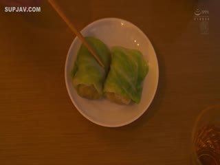 JUQ-577当她使用臀部时,水面泛起涟漪,还有她在浴室里与一名年轻男子发生外遇时的激烈遭遇。湿闭房间风间由美