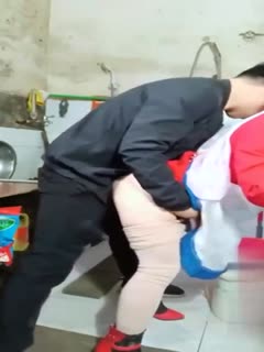 老婆不在家，在厨房狂操丈母娘.