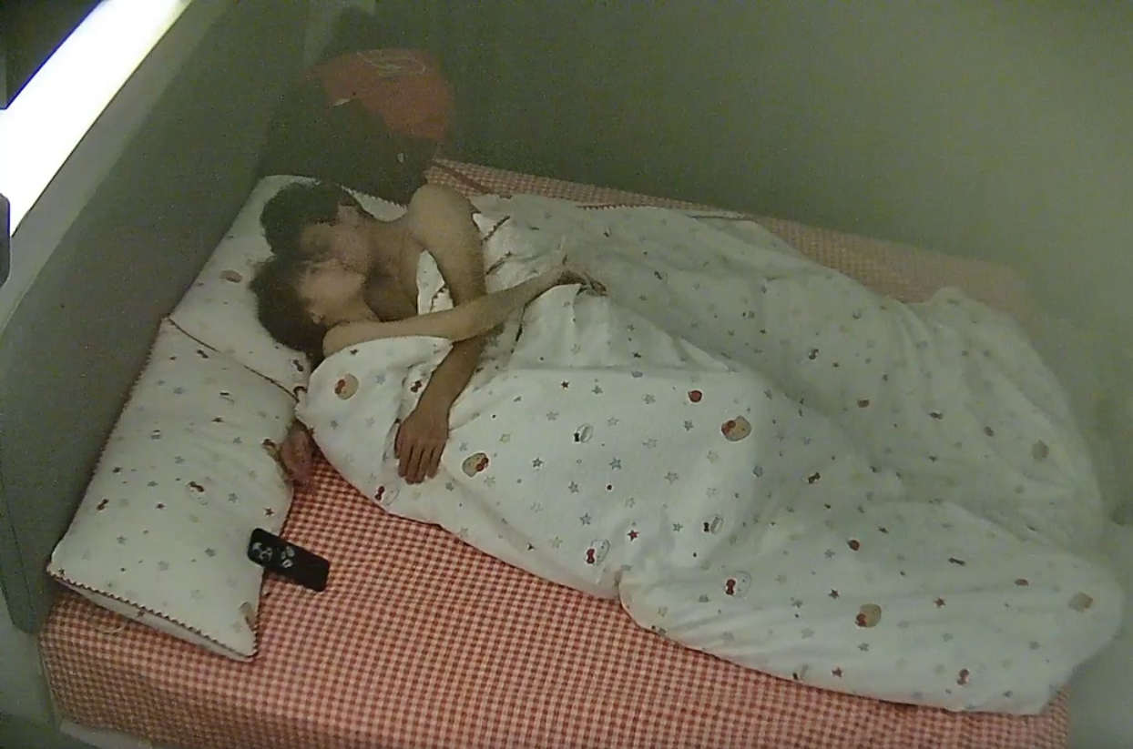 民宿酒店 7-18 极品小美女终究还是退房了 一双又白又长的腿 穿上情趣黑丝 简直就是男人的勾魂使者