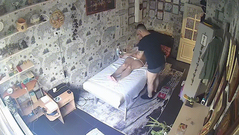 阿三按摩师 装模作样的给客人按两下 就挑逗调情 直接把客人给操了 后面应该是之前的客户 直接过来送逼
