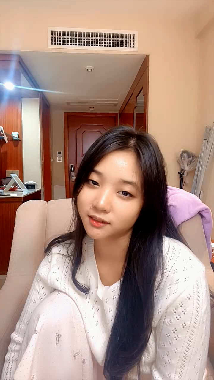 新来的清纯妹子脱了衣服没想到这么骚，全程露脸跟狼友撩骚互动，小秀艳舞诱惑，掰开逼给狼友看，撅屁股求草