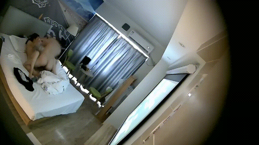 酒店偷拍 小少妇跟情人开房 进来就缠绵在一起 先打两炮爽一起 然后出去玩 下午回来再打一炮 太饥渴了