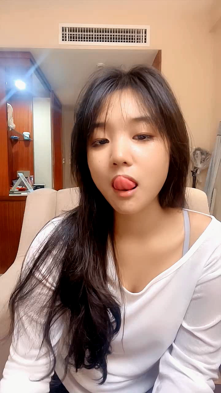 蜜桃小妹黑丝露脸精彩大秀直播，听狼友指挥脱光光，激情艳舞淫语撩骚，揉奶自慰掰开逼逼看特写，撅屁股求草