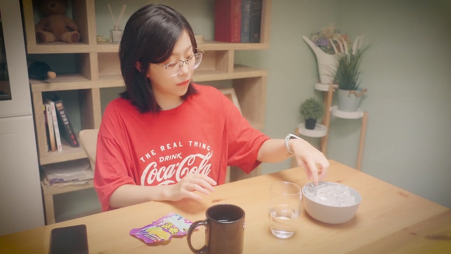 清纯眼镜女神【玖玖】不断的舔弄！充满色气的女友在沙发献上跳跳糖、冰火口交服务，激情做爱