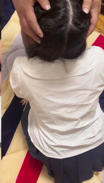 【乖乖妻】《单男内射了》老公帮忙擦拭精液