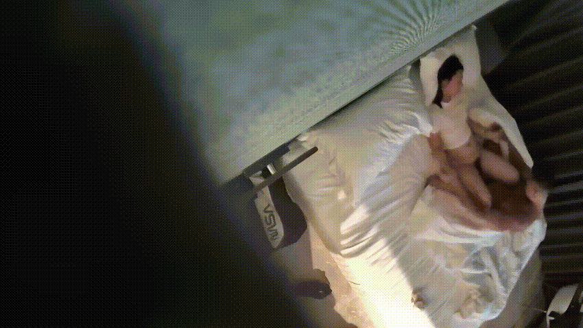 酒店偷拍 男人带清涩嫩妹开房 嫩妹对胸看得比逼还严 可以操但不能看奶子 男人想打个奶炮半天没搞成