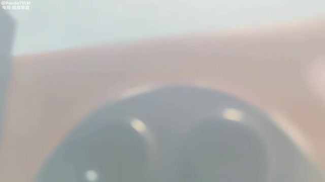 气质尤物骚美女，勾搭按摩男技师，包臀裙黑丝袜，掏出奶子揉捏，还吸了吸，解开裤子撸，技师想要插入